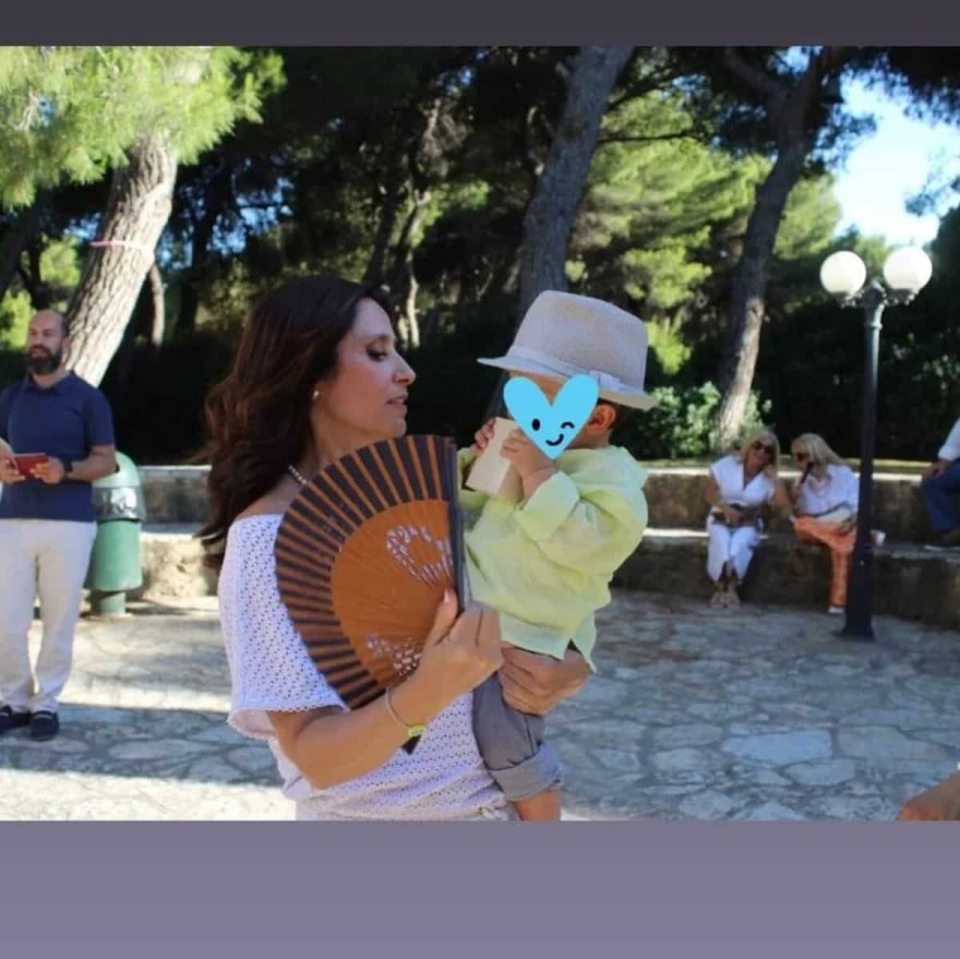 Η Βάσω Γουλιελμάκη αγκαλιά με τον μικρό Παναγιώτη