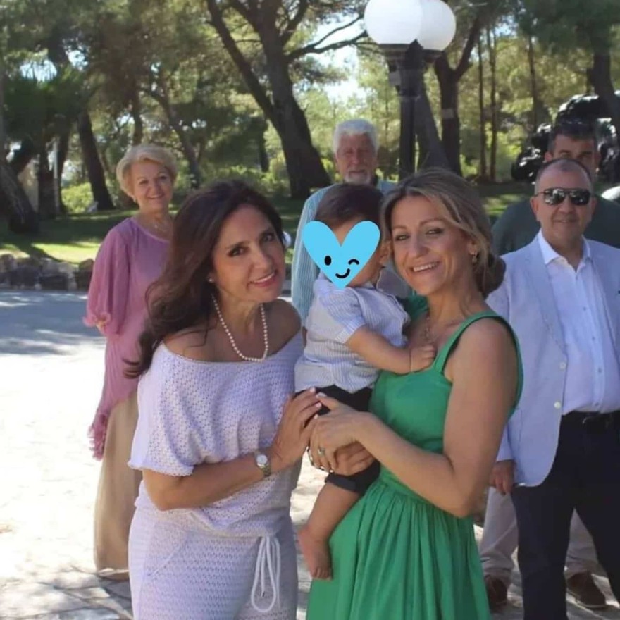 Η Βάσω Γουλιελμάκη με τη μητέρα του μικρού Παναγιώτη
