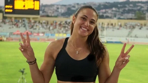 Με λευκό μπικίνι και κοκτέιλ στο χέρι - Η ''καυτή'' εμφάνιση της Ασημίνας Χατζηανδρέου σε beach bar