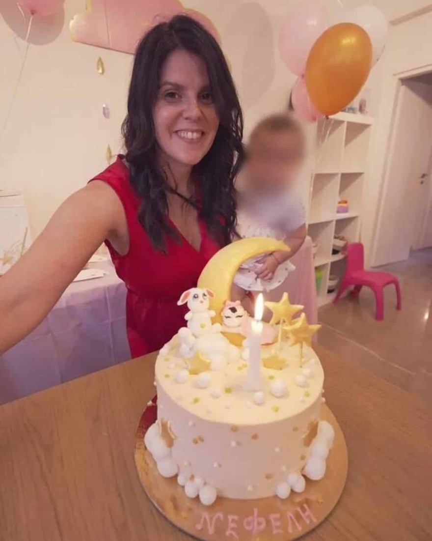 Η Ηλέκτρα Αστέρη αγκαλιά με τη μικρή Νεφέλη