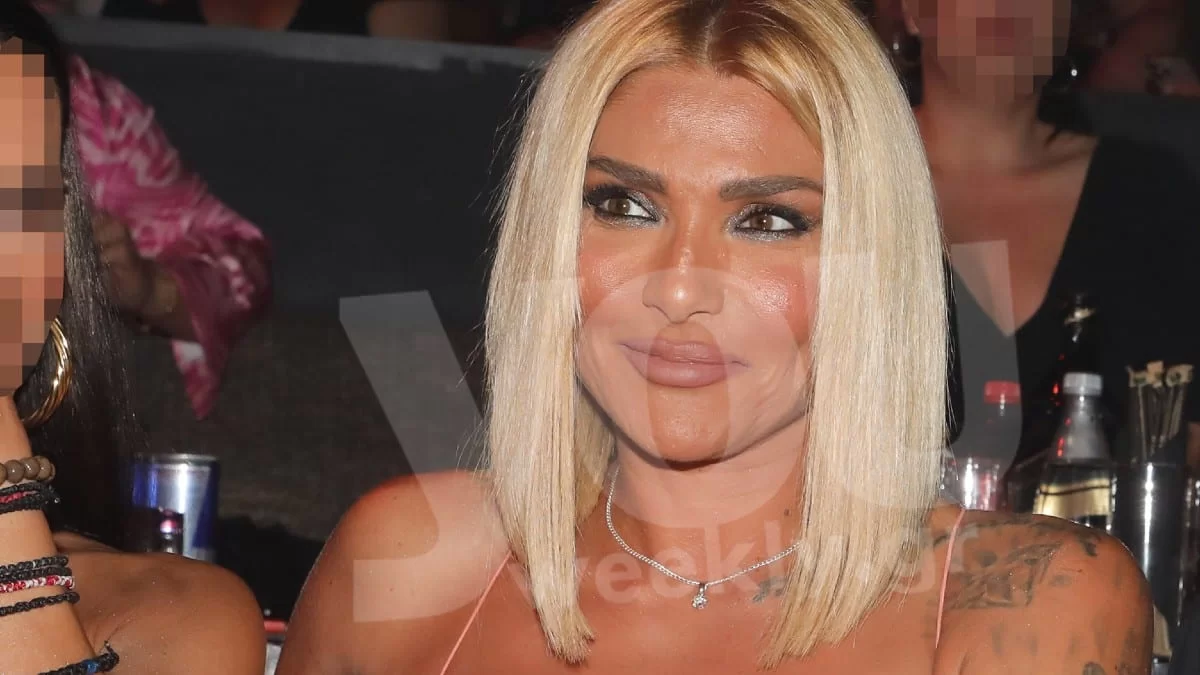 Mε ζεβρέ σορτσάκι και μαύρο μαγιό για bowling - Η εκκεντρική εμφάνιση της Αγγελικής Ηλιάδη με τον γιό της