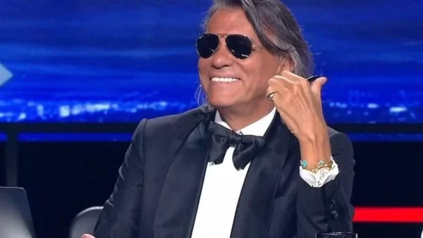 Ο Ηλίας Ψινακης τα "σπάει" στη Μύκονο - Οι χοροί και τα τραγούδια πάνω σε καναπέδες στο Νάμος