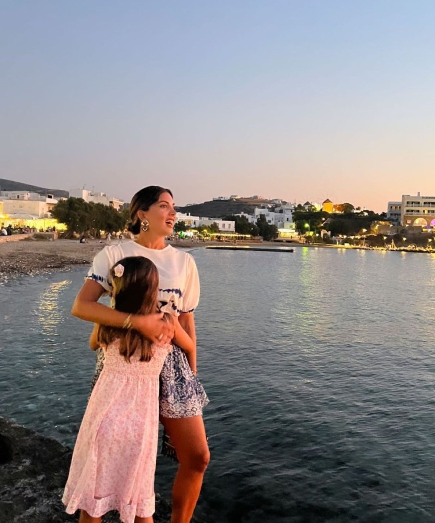 Η Σταματίνα Τσιμτσιλή με τις κόρες της θαυμάζουν το ηλιοβασίλεμα