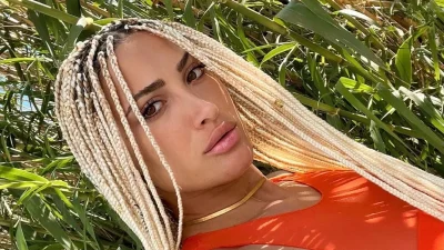 Βίντεο: Με φουσκωμένη κοιλίτσα, μπουστάκι και σορτσάκι στο αεροδρόμιο η εγκυμονούσα Ιωάννα Τούνη