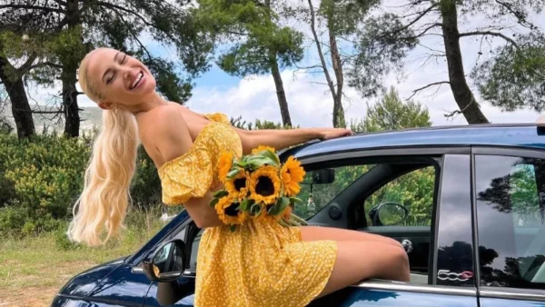 Μας δείχνει καθαρά πόσο έχει φουσκώσει η κοιλίτσα της - Με "καυτό" μπικίνι η Ιωάννα Τούνη στον 4ο μήνα εγκυμοσύνης