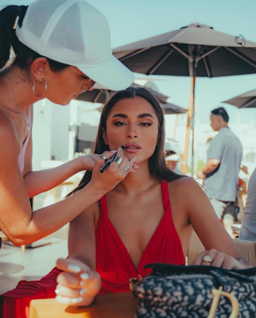 Η Γιώτα Ιωαννίδου βάφεται για τις ανάγκες του βίντεο κλιπ