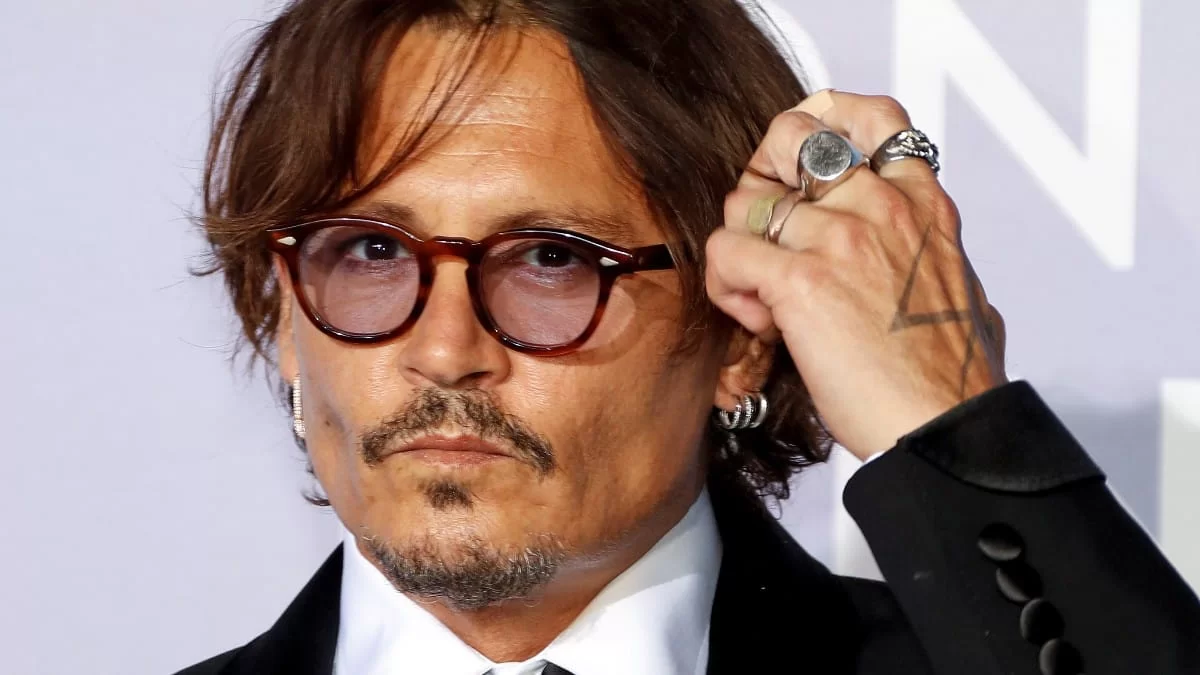 Χαμός για ένα αυτόγραφο του Johhny Depp - Τον υποδέχθηκε πλήθος έξω από εστιατόριο στο Παρίσι