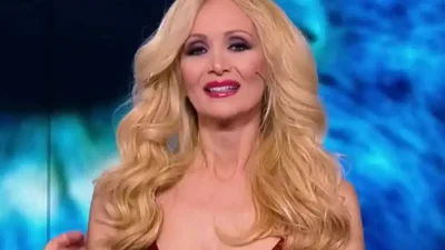 ''Την αγαπη μου'' - H Νάταλι Κάκκαβα ποζάρει με μαγιό ξαπλωμένη στην άμμο στις διακοπές