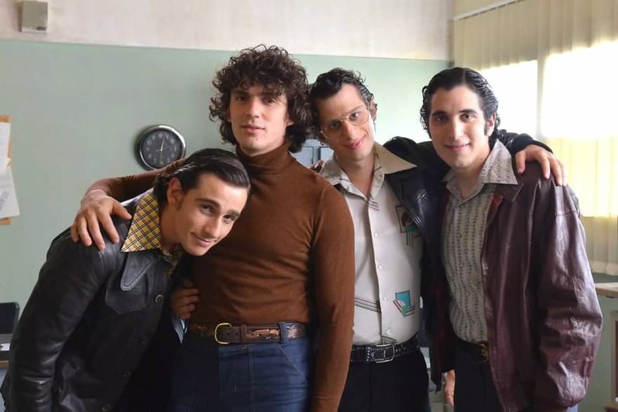 Οι ηθοποιοί ποζάρουν στο φακό στο νέο κύκλο της σειράς της ΕΡΤ «Τα καλύτερά μας χρόνια»