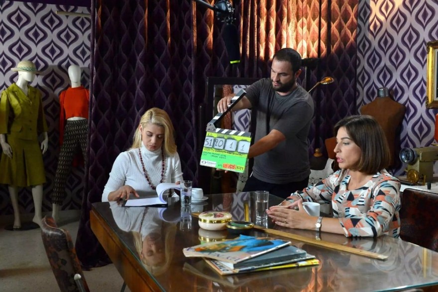 Στιγμιότυπο από τα γυρίσματα του νέου κύκλου της σειράς της ΕΡΤ «Τα καλύτερά μας χρόνια»