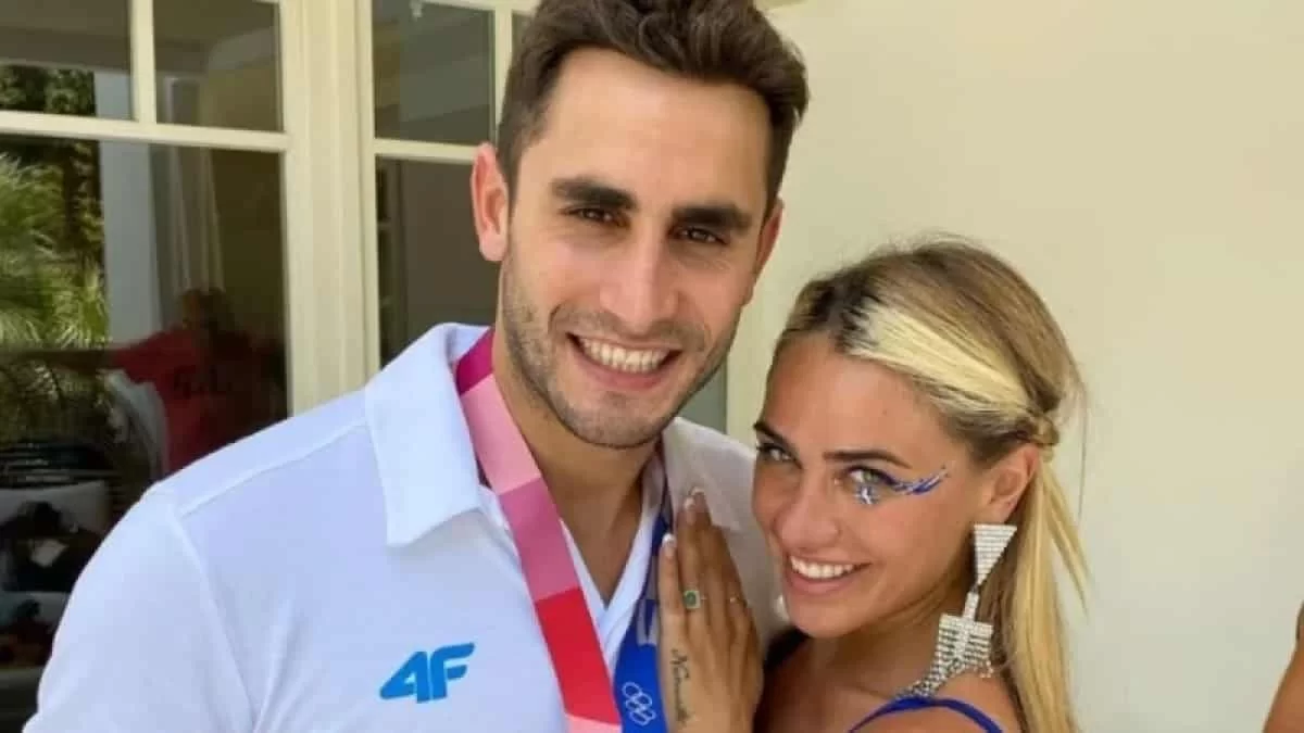 Με μαύρο κοστούμι και παπιγιόν ο Μάριος Καπότσης - Τα πρώτα πλάνα από τον γάμο της Κόνι Μεταξά