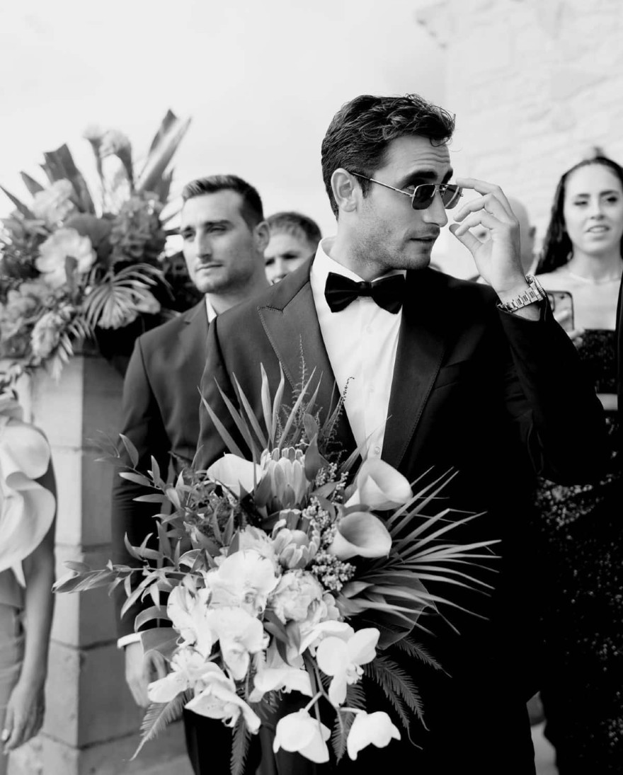 Ο Μάριος Καπότσης ντυμένος γάμπρος