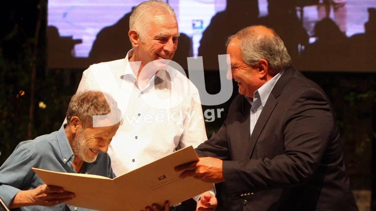 Συρροή κόσμου για να τιμήσουν τον Σταύρο Ξαρχάκο - Τον καμάρωσαν και η σύζυγος με τα παιδιά του