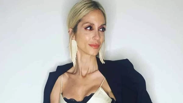 Στα πιο αδύνατά της με κοιλιακούς φέτες - Η αρετουσάριστη φωτογραφία της  Καρβέλα με μαγιό