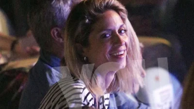 Ξαπλωμένη μπροστά από την πισίνα της στην Εκάλη - Έβαλε "φωτιές" η Σοφία Καρβέλα με το μαγιό της