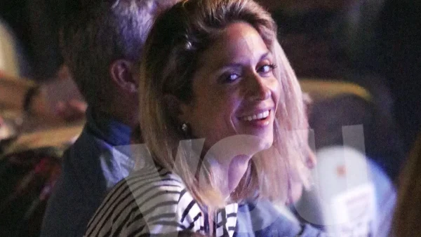 Ξαπλωμένη μπροστά από την πισίνα της στην Εκάλη - Έβαλε "φωτιές" η Σοφία Καρβέλα με το μαγιό της