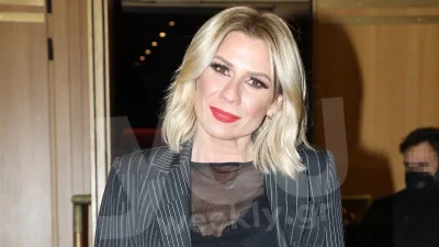 Βυθισμένη στην πισίνα με "καυτό μπικίνι" - Η Κατερίνα Καραβάτου "έριξε" το Instagram