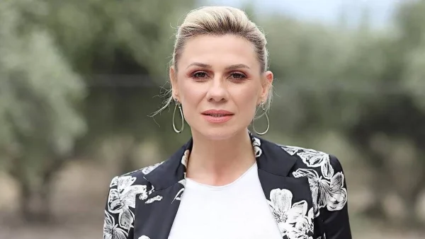 Πόζαρε πάνω σε φουσκωτό μονόκερο - Η φωτογραφία της Κατερίνας Καραβάτου με μαύρο μπικίνι χωρίς φίλτρα