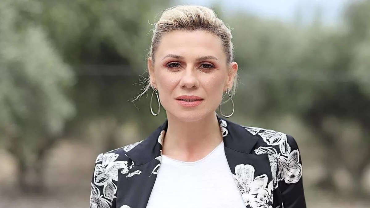 Πόζαρε πάνω σε φουσκωτό μονόκερο - Η φωτογραφία της Κατερίνας Καραβάτου με μαύρο μπικίνι χωρίς φίλτρα