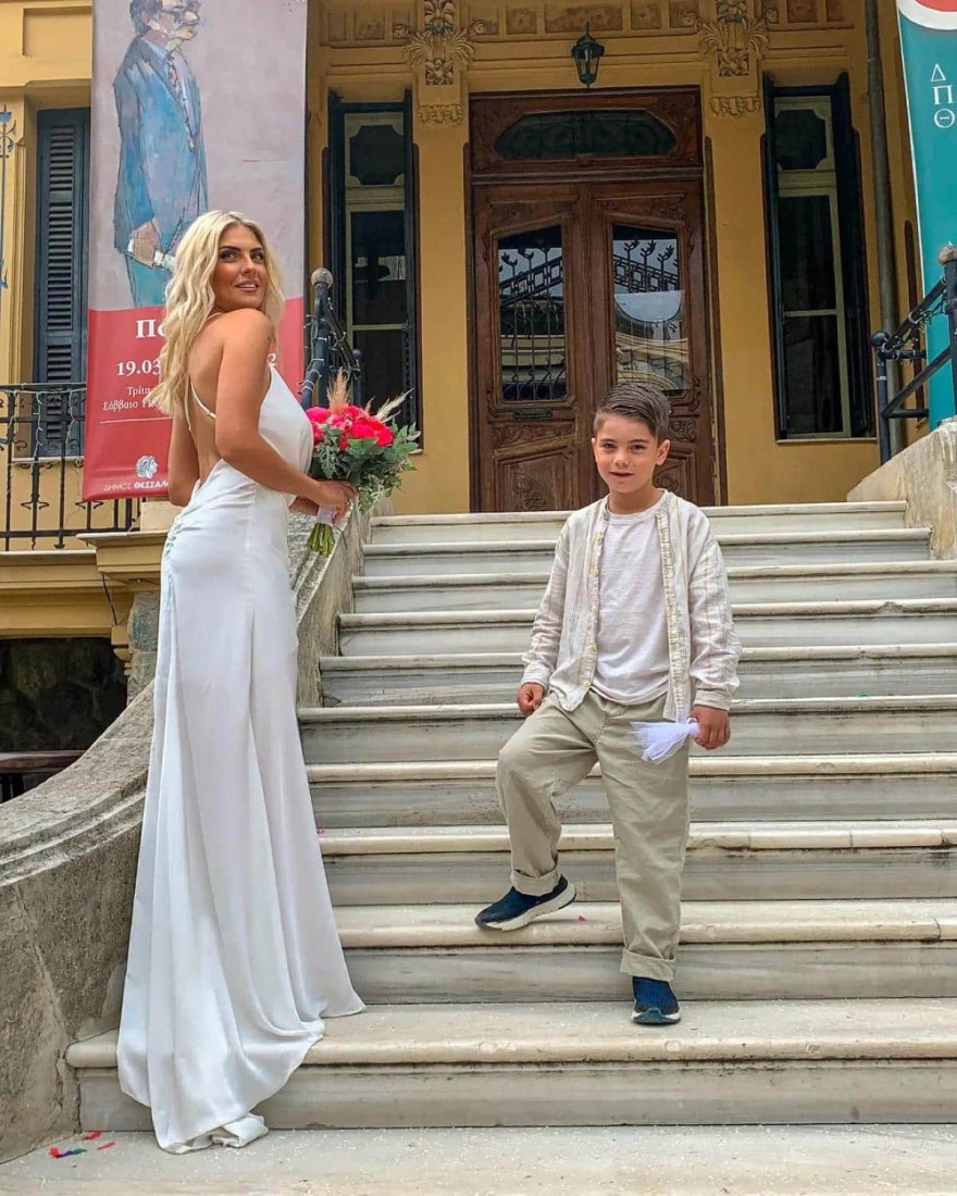 Η Κρίστη Καθάργια στο γάμο της με τον Μαυρίδη παρέα με τον γιο της