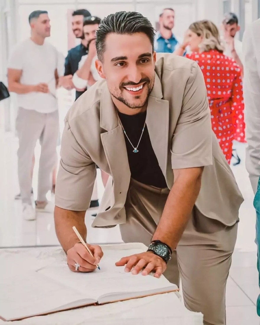 Ο Σάκης Κατσούλης κουμπάρος στο γάμο του φίλου του