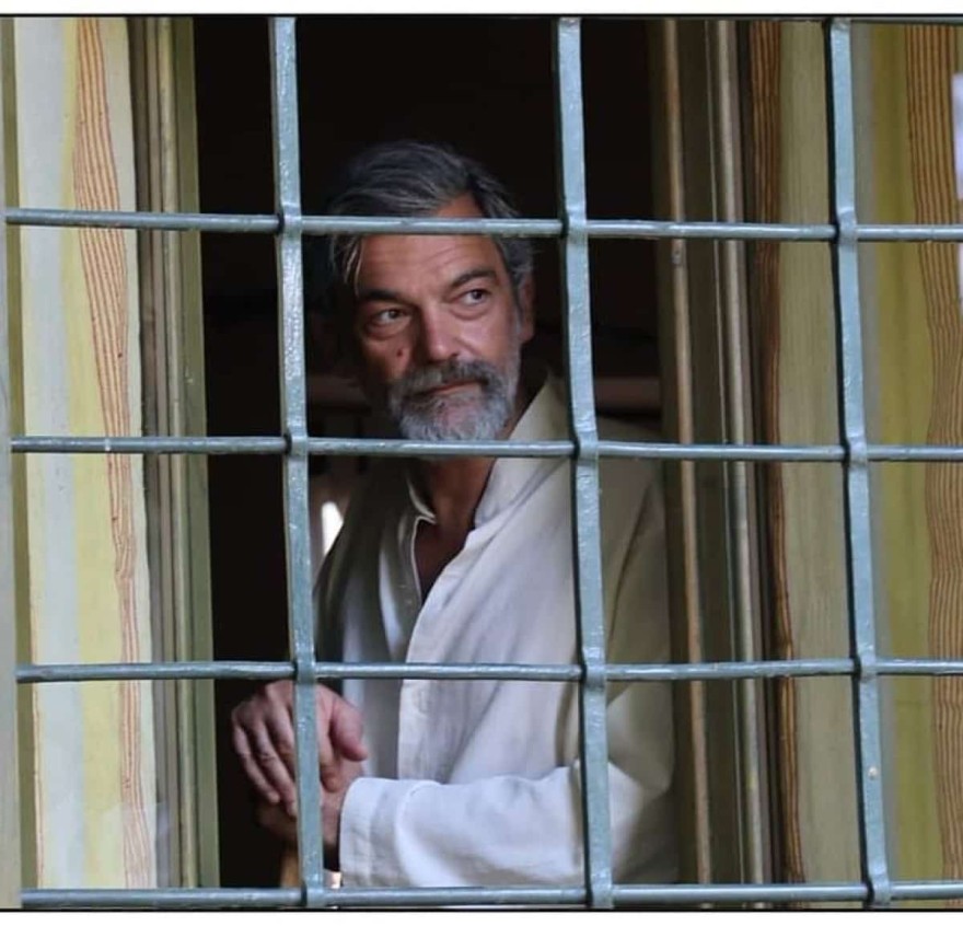 O γιατρός της σειράς Κωνσταντίνος Καζάκος σε γύρισμα