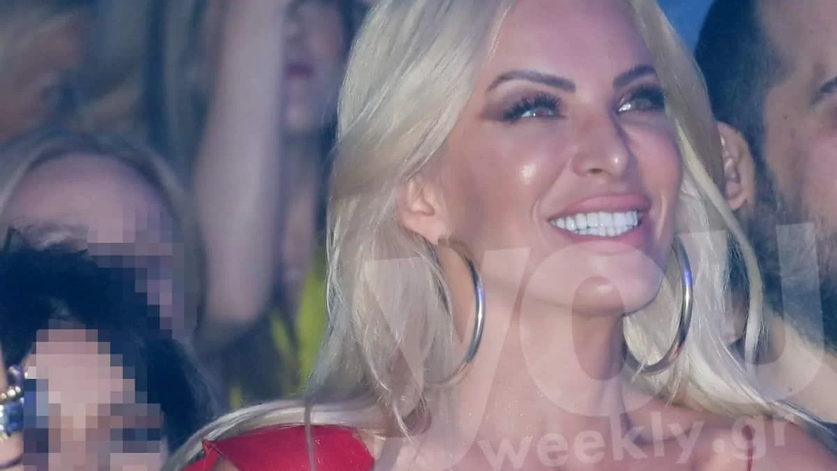 Ξαπλωμένη φορώντας μόνο ένα μαύρο εσώρουχο στον καναπέ της - Η Κατερίνα Καινούργιου χωρίς ίχνος μακιγιάζ