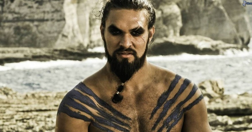 Ο Jason Momoa που ενεπλάκη στο ατύχημα στο ρόλο του ως Καλ Ντρόγκο