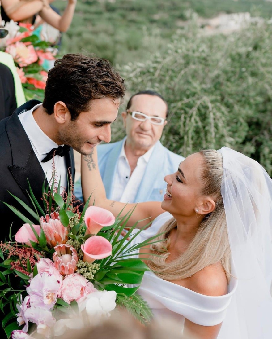 Το τρυφερό κοίταγμα Μεταξά και Καπότση στην εκκλησία