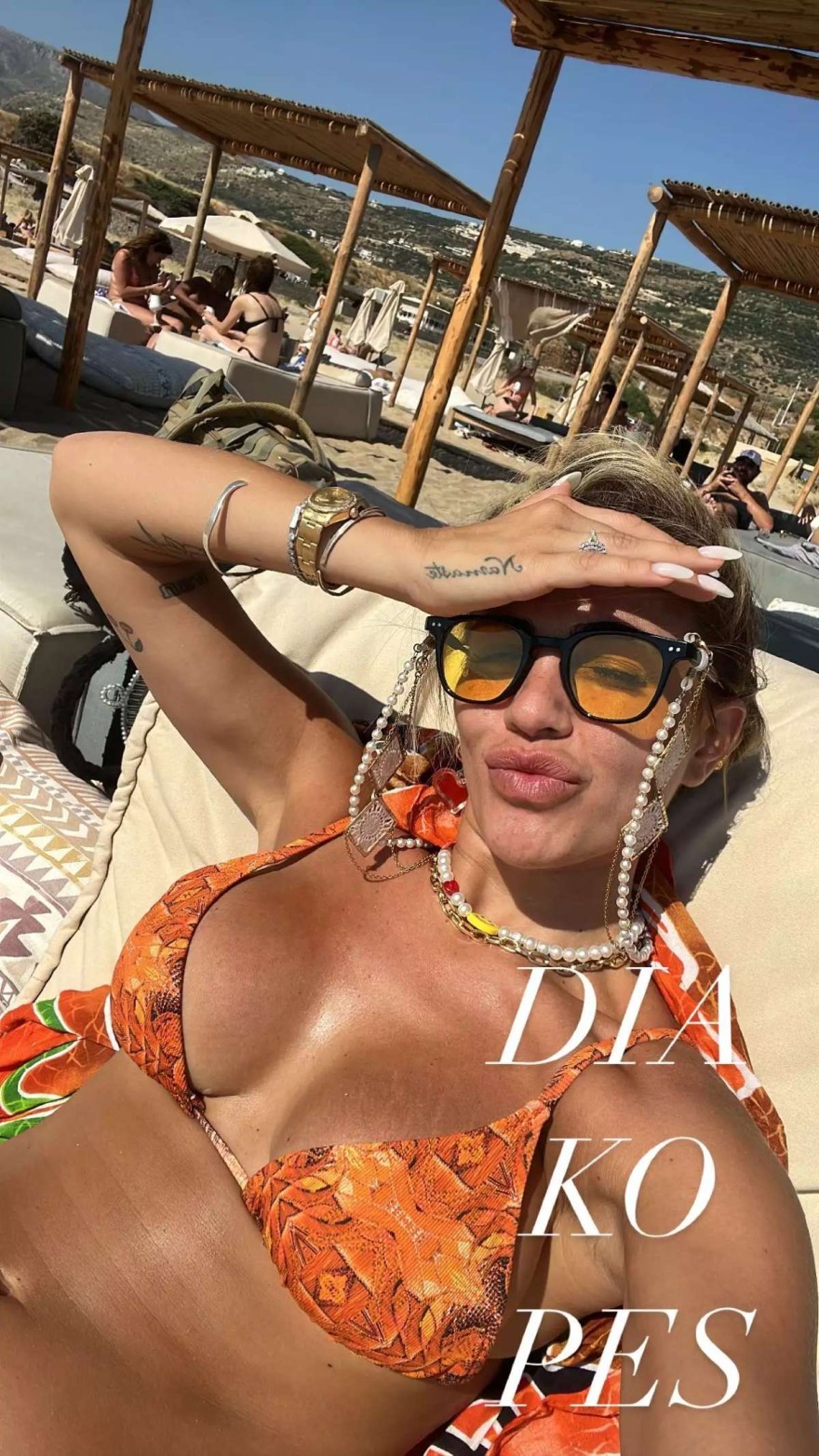 Η Κόνι Μεταξά σε παραλία των Χανίων