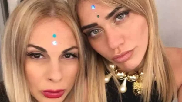 Συγκινητικό στιγμιότυπο μαμάς και κόρης - Αγκαλιασμένες Ζώζα και Κόνι Μεταξά την ημέρα του γάμου με τον Καπότση