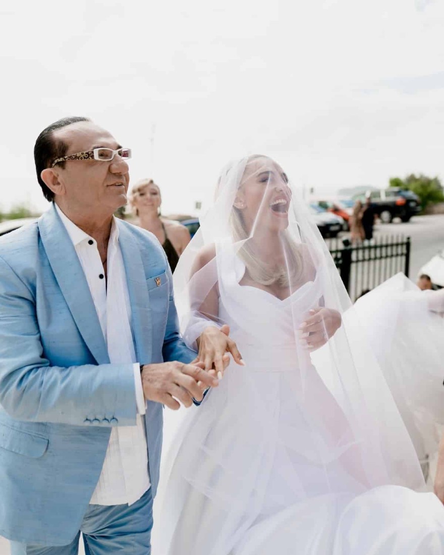 Ο Λευτέρης Πανταζής συνοδεύει την κόρη του στην εκκλησία