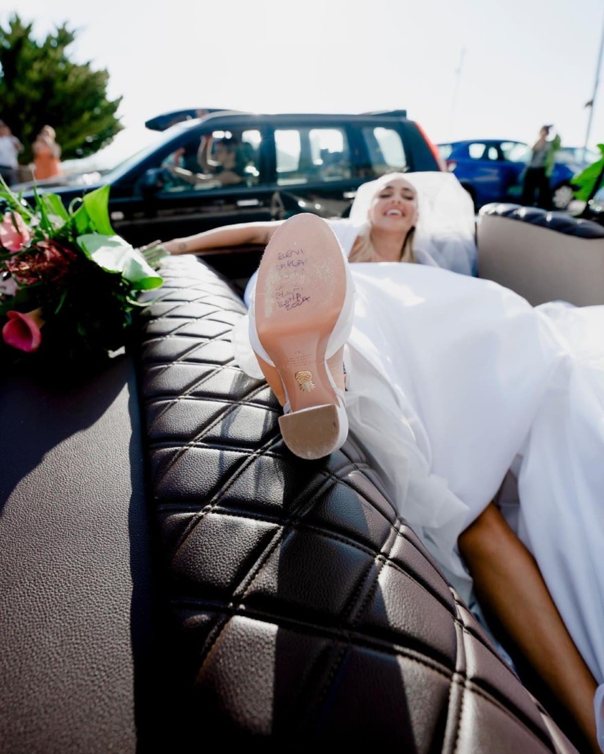 Η Κόνι Μεταξά μας δείχνει τις ευχές στο νυφικό της παπούτσι