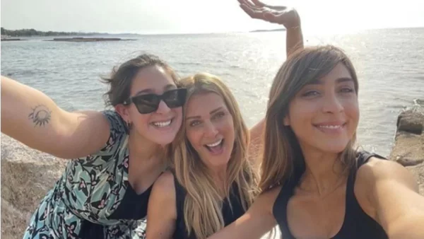 Πέταξε με τις κόρες της για Πάρο - Το τρυφερό βίντεο της Νατάσας Θεοδωρίδου από τις διακοπές τους