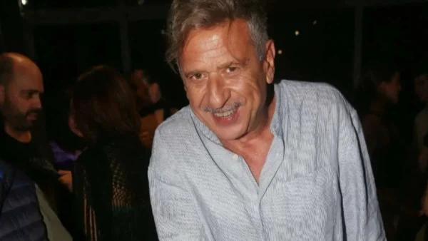 Ποζάρει στα 56 του φορώντας μόνο το παρεό του - Η φωτογραφία του Κώστα Κόκλα από τις διακοπές του στην Τζια