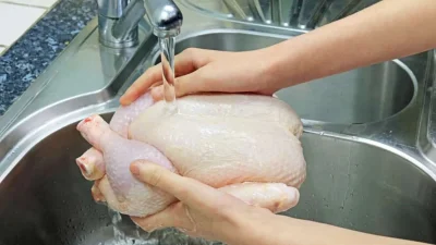 Ξεπλένετε το κοτόπουλο προτού το μαγειρέψετε; Μην το ξανά κάνετε! Μπορεί να...