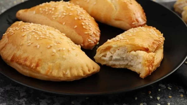 Έτοιμα μέσα σε λίγα λεπτά - Θα "λιώνουν" στο στόμα σας τα τυροπιτάκια κουρού της Μπαρμπαρίγου