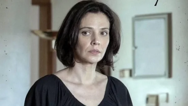 Η Λαμπροπούλου με μίνι, κολλητό φόρεμα - Καμία σχέση με την μαυροφορεμένη Βασιλική του Σασμού