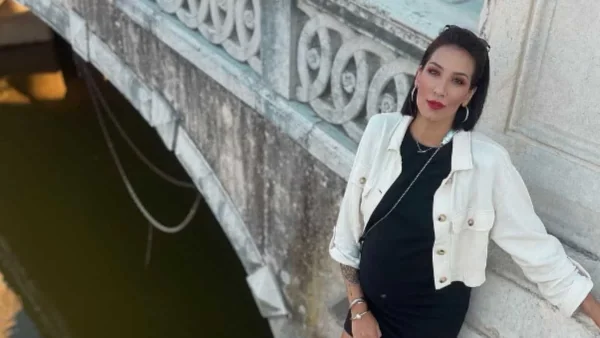 Μίνι με πούπουλα στο τελείωμα και στα μανίκια - Το αστραφτερό νυφικό της Σοφίας Λεοντίτση