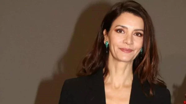 Ο χρόνος δεν περνάει από πάνω της - Η Κατερίνα Λέχου ποζάρει με μαγιό και αμακιγιάριστη