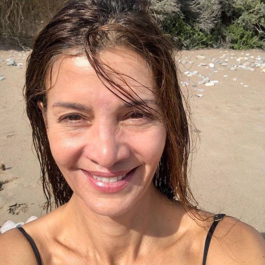 Χαμογελαστή φωτογραφία της Λέχου από την παραλία