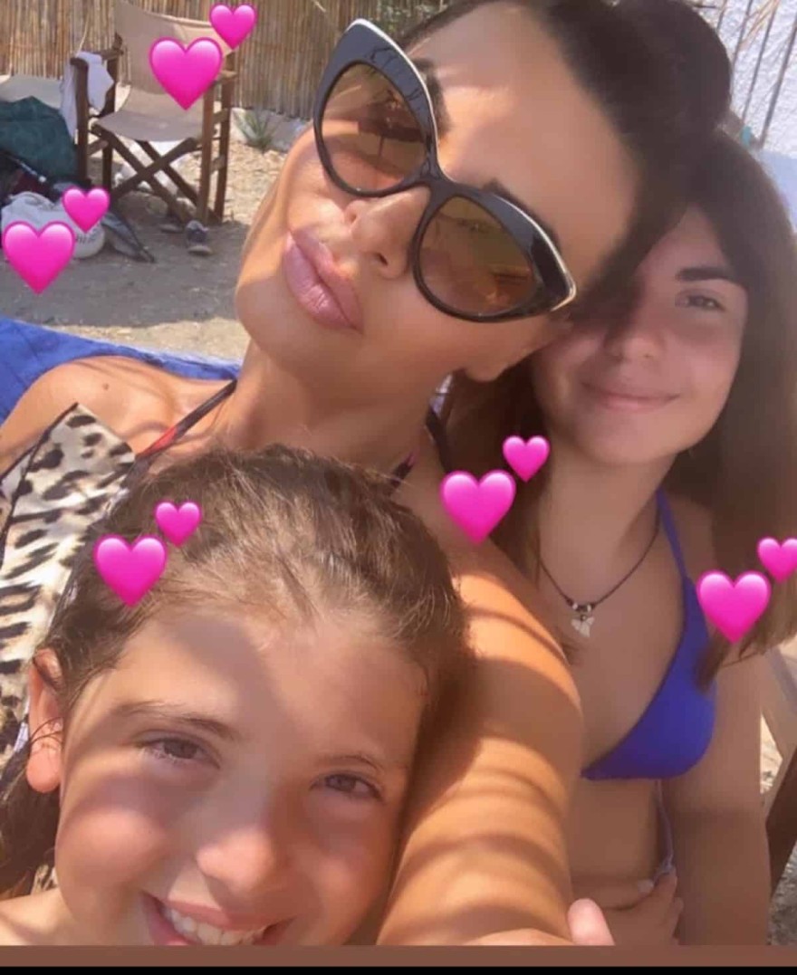 Η Ν'ίνα Λοτσάρη και οι κόρες της ποζάρουν για τα γενέθλιά της