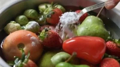 Ρίξε στα φρούτα σου λίγη μαγειρική σόδα και βάλτα στο ψυγείο - Το αποτέλεσμα θα σε εντυπωσιάσει