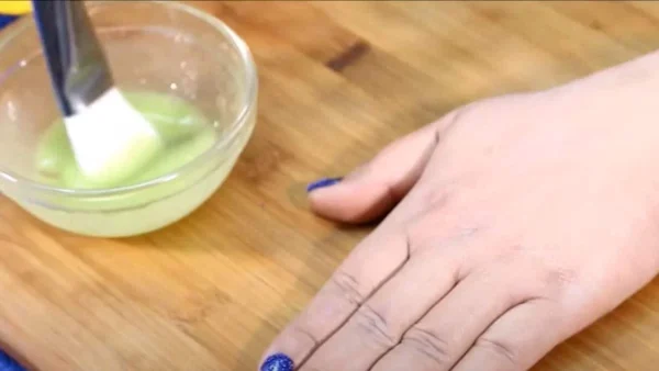 Άπλωσε στα χέρια σου μαγειρική σόδα, με χυμό αγγουριού και... - Θαυματουργό το τελικό αποτέλεσμα