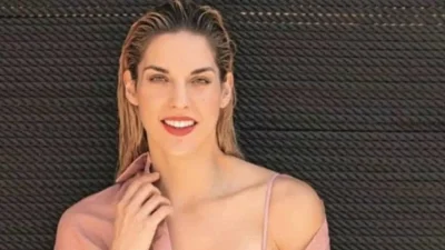 Με ολόσωμο baby blue - Η Μαντώ Γαστεράτου ποζάρει στον 8ο μήνα της εγκυμοσύνης της στις διακοπές της