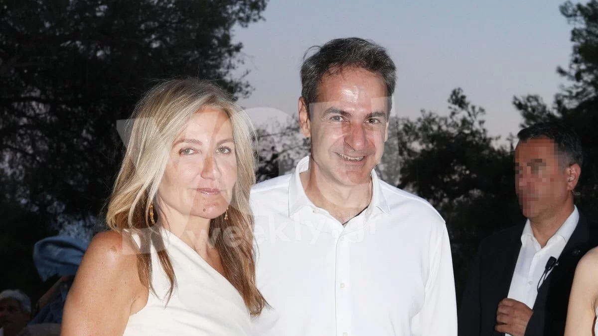 Ντυμένη στα λευκά στο πλευρό του Κυριάκου Μητσοτάκη - Τράβηξε όλα τα βλέμματα η Μαρέβα σε έξοδο τους