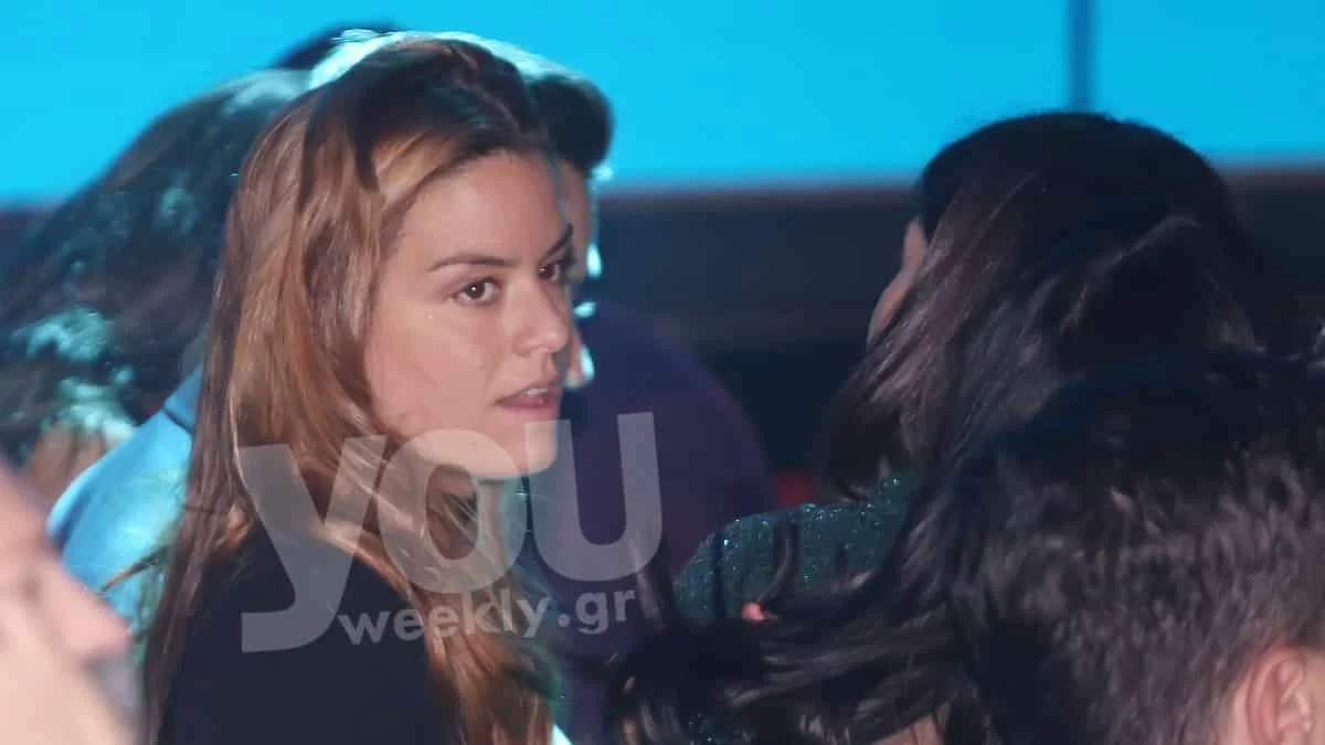 Με μαύρο κολλητό ολόσωμο η Μαρία Σάκκαρη "τα έσπασε" σε συναυλία - Η σπάνια εμφάνιση με την αδερφή της