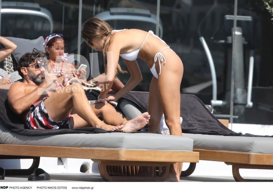 Η Βρισηίδα αλείφει με αντηλιακό τον Μαρτίκα στη Μύκονο