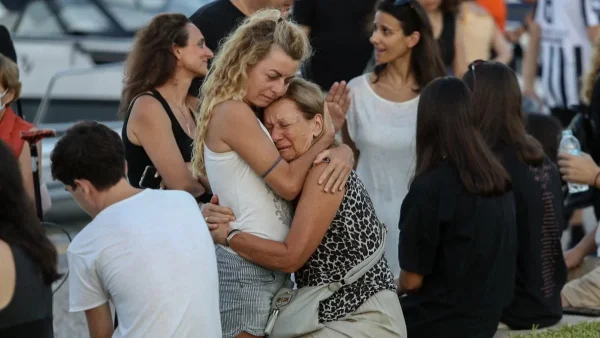 Απέραντη θλίψη και δάκρυα στα μάτια των πολιτών - Εικόνες που κόβουν την ανάσα από το μνημόσυνο της πυρκαγιάς στο Μάτι