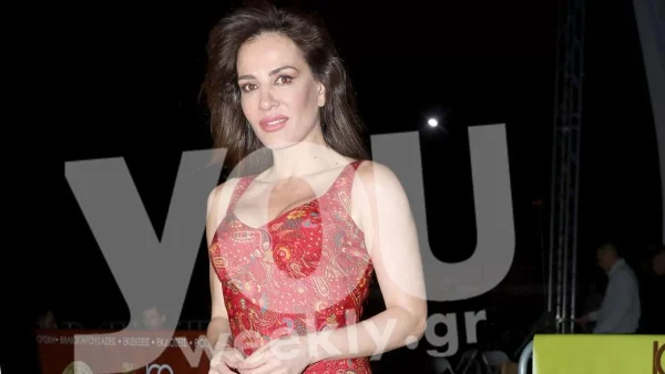 Με αποκαλυπτικό ολόσωμο και ανοίγματα στο πλάι - ''Χαμός'' με την εμφάνιση της Ματσούκα στην Τήνο